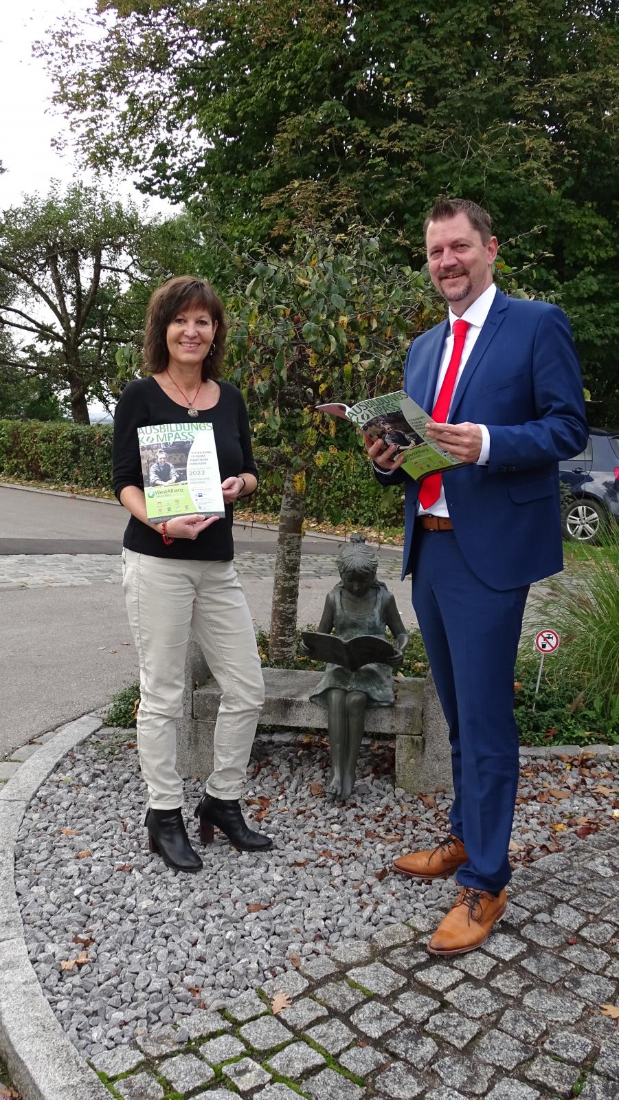 Dagmar Hendorfer, Robert Axtner 1. Bürgermeister Bergkirchen mit Ausbildungskompass